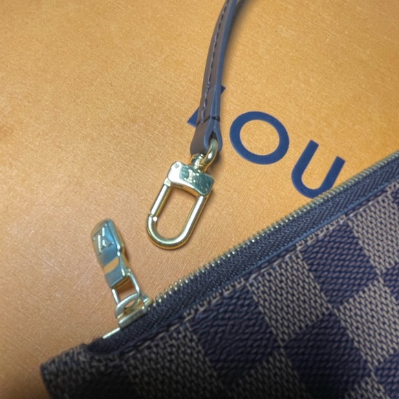 Louis Vuitton Damier Pouch SOLD - Picture 3 of 8